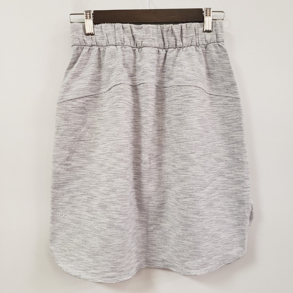 Lululemon Womens On The Fly Knee Length Skirt Size 6 Gray Striped Athletic Sport - Picture 2 of 10